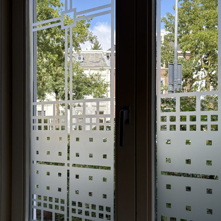 raamfolie van een Schutspatroon