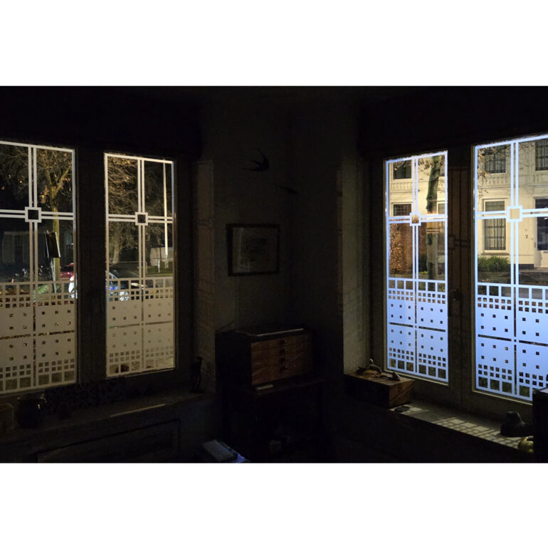 Anti-inkijk raamfolie voor dubbele ramen van een hoekhuis